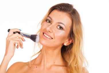 Stili olun. Beyaz arka plan üzerinde güzel, Genç bir sarışın kadının yüzünde - rötuş, olmadan MOL ile portre izole