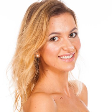 Stili olun. Beyaz arka plan üzerinde güzel, Genç bir sarışın kadının yüzünde - rötuş, olmadan MOL ile portre izole