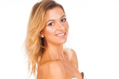 Stili olun. Beyaz arka plan üzerinde güzel, Genç bir sarışın kadının yüzünde - rötuş, olmadan MOL ile portre izole