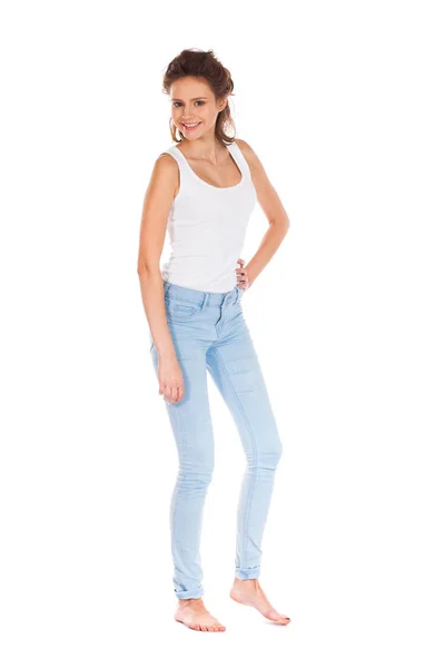 Giovane donna in jeans blu in piedi isolata su un backgroun bianco — Foto Stock