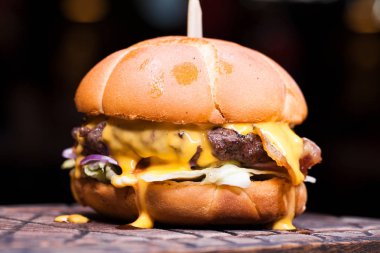 Futbol taraftarları için erimiş peynirli burger. Eritilmiş peynir ile büyük çizburger 