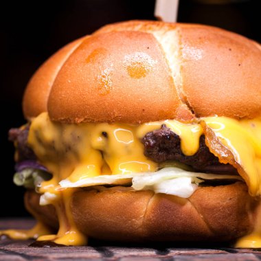 Futbol taraftarları için erimiş peynirli burger. Eritilmiş peynir ile büyük çizburger 