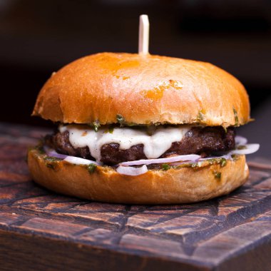 Büyük hamburger beefon kadar ahşap bir tabloyu kapatın