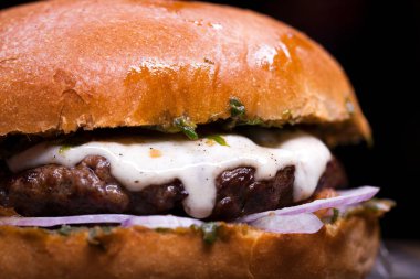 Büyük hamburger beefon kadar ahşap bir tabloyu kapatın