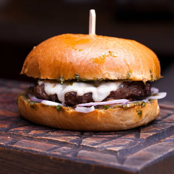 Büyük hamburger beefon kadar ahşap bir tabloyu kapatın