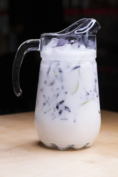 Айран Жидкий Напиток Йогурта Прозрачной Стеклянной Чашке Зеленом Яблоке — стоковое фото