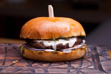 Büyük hamburger beefon kadar ahşap bir tabloyu kapatın