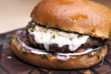 Büyük hamburger beefon kadar ahşap bir tabloyu kapatın