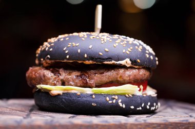 Gurme Siyah burger baharatlı sos ile