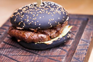 Gurme Siyah burger baharatlı sos ile