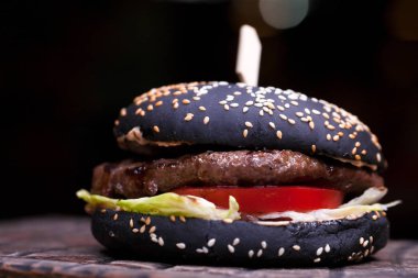 Gurme Siyah burger baharatlı sos ile