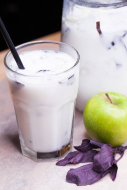Ayran - yoğurt ransparent cam bardak ve yeşil elma yapılan sıvı İçecek