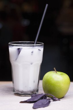 Ayran - yoğurt ransparent cam bardak ve yeşil elma yapılan sıvı İçecek