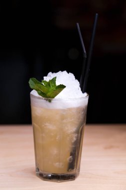 Cam ahşap tablo yaz aylarında serin limonata