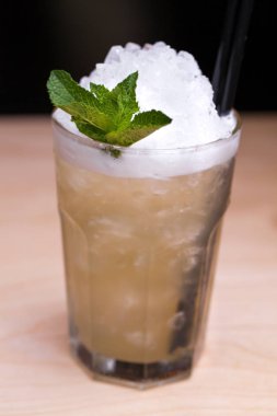 Cam ahşap tablo yaz aylarında serin limonata