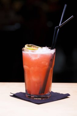 Bir kokteyl Pelin ile yazma