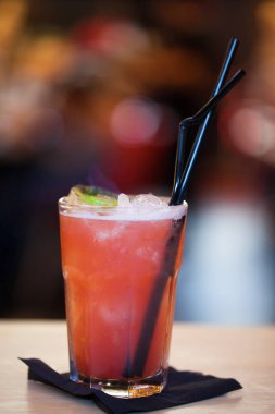 Bir kokteyl Pelin ile yazma