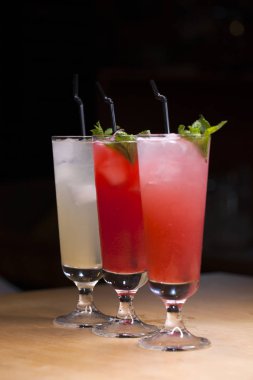 Üç bardak meşrubat kadar kapatın. Nane ile üç farklı yaz limonata