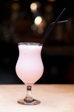 Taze çilek süt eski bir tablo üzerinde yapılmış. 