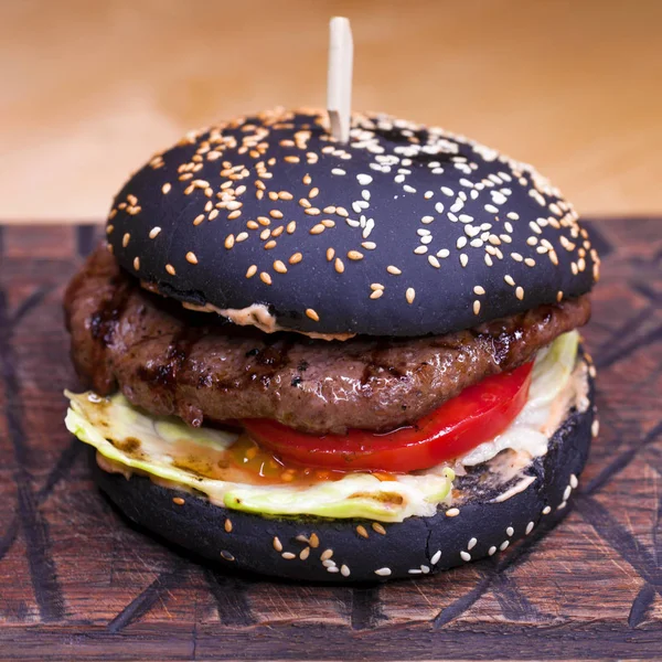 Gourmet Black Burger Mit Würziger Sauce — Stockfoto