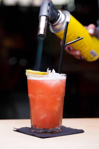 Einen Cocktail Mit Absinth Verbrennen — Stockfoto