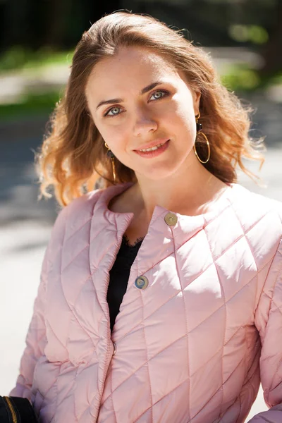 Primo Piano Ritratto Una Giovane Donna Felice Sorridente Strada Estiva — Foto Stock