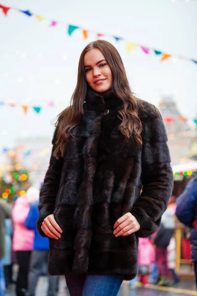 Retrato Una Joven Hermosa Mujer Abrigo Piel Azul Posando Invierno — Foto de Stock