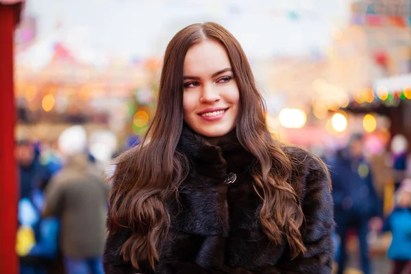 Portréja Egy Fiatal Gyönyörű Nőt Kék Bunda Télen Vörös Tér — Stock Fotó
