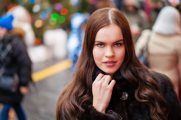 Porträtt Ung Vacker Kvinna Blå Päls Poserar Vinter Röda Torget — Stockfoto