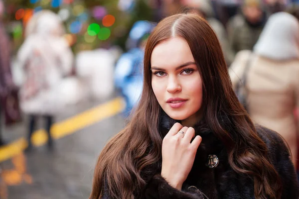 Portrait Une Jeune Belle Femme Manteau Fourrure Bleu Posant Hiver — Photo