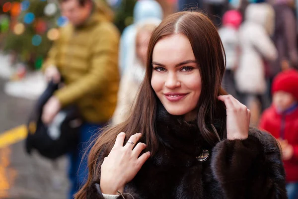 Portret Młodej Kobiety Piękne Niebieskie Futro Pozowanie Zimie Red Square — Zdjęcie stockowe