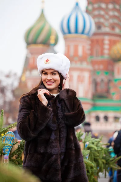Orosz Széplány Fehér Kalapot Szőrme Kalapot Szemben Vörös Téren Moszkvában — Stock Fotó