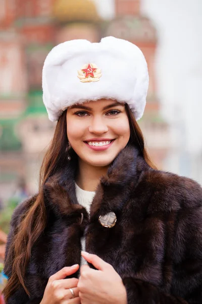 Ρωσική Ομορφιά Πορτρέτο Του Όμορφη Κοπέλα Ένα Λευκό Καπέλο Ένα — Φωτογραφία Αρχείου