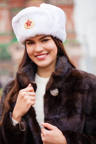 Rus Güzellik Bir Kürk Şapka Kırmızı Bir Kare Moskova Karşı — Stok fotoğraf