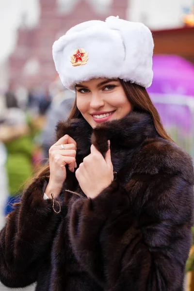 Ruská Kráska Portrét Mladé Krásné Dívky Bílém Klobouku Kožešinovou Čepici — Stock fotografie