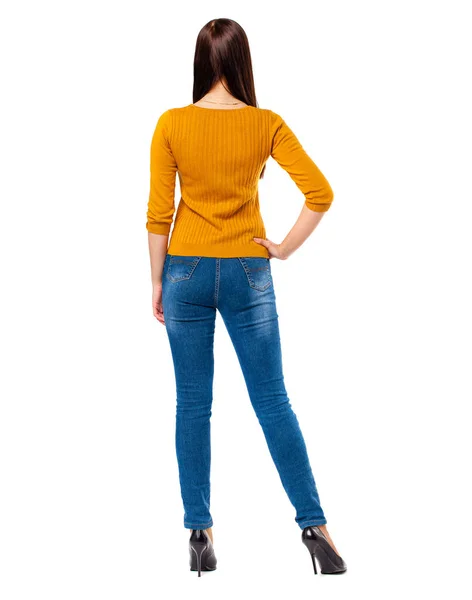 Mujer Morena Feliz Jeans Azules Suéter Mostaza Aislado Sobre Fondo —  Fotos de Stock