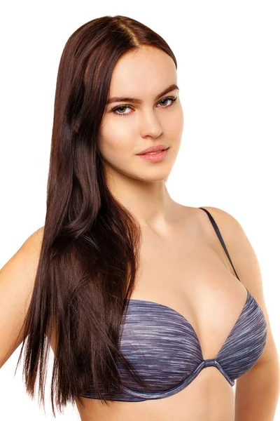 年轻性感的黑发女人 在蓝色的胸罩 白色背景上孤立 — 图库照片