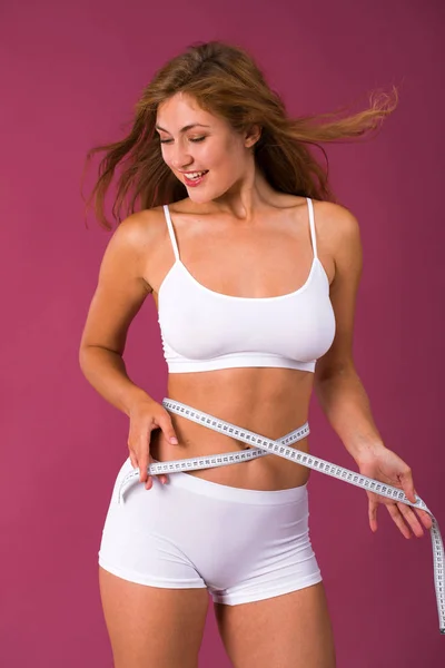 Genç Güzel Sarışın Kadın Beyaz Fitness Giyim Erik Arka Plan — Stok fotoğraf