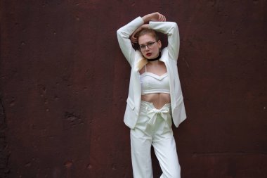 Gözlük, karanlık duvar arka plan üzerinde güzel seksi sarışın kız portresi