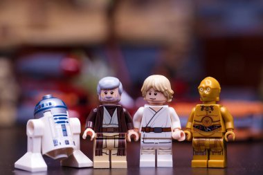 Rusya, 12 Nisan 2018. Oluşturucu Lego Star Wars. Bölüm IV, Luke Skywalker ve Obi-Wan Kenobi ile Droid
