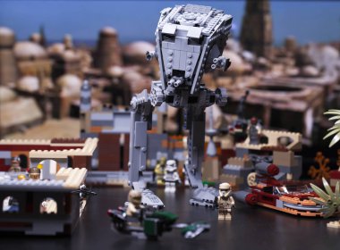 Rusya, 12 Nisan 2018. Oluşturucu Lego Star Wars. At-St Walker, ayarla 75153 