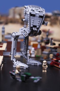Rusya, 12 Nisan 2018. Oluşturucu Lego Star Wars. At-St Walker, ayarla 75153 