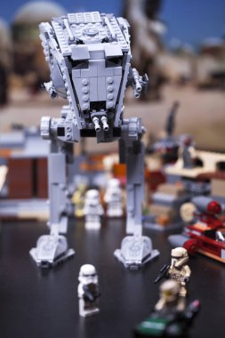 Rusya, 12 Nisan 2018. Oluşturucu Lego Star Wars. At-St Walker, ayarla 75153 
