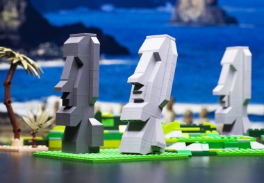 Rusya, 17 Nisan 2018. Oluşturucu Lego. Üç moai Paskalya Adası standup.