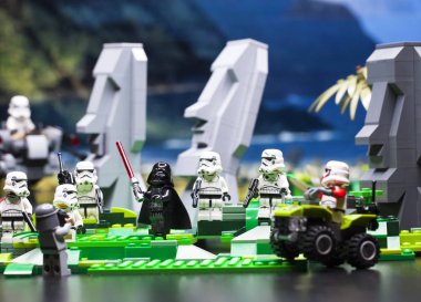 Rusya, 17 Nisan 2018. Oluşturucu Lego Star Wars. Fırtına askerleri ve Darth Vader Paskalya Adası kadrosu