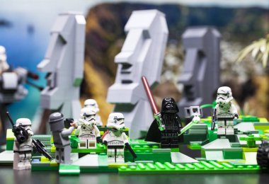 Rusya, 17 Nisan 2018. Oluşturucu Lego Star Wars. Fırtına askerleri ve Darth Vader Paskalya Adası kadrosu