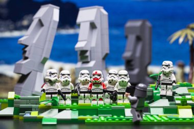 Rusya, 17 Nisan 2018. Oluşturucu Lego Star Wars. Fırtına askerleri ve Darth Vader Paskalya Adası kadrosu