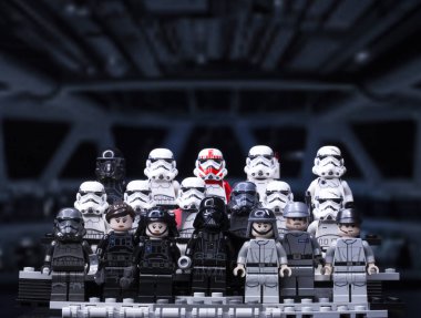Rusya, 12 Nisan 2018. Oluşturucu Lego Star Wars. Darth Vader ve fırtına askerleri bir takım