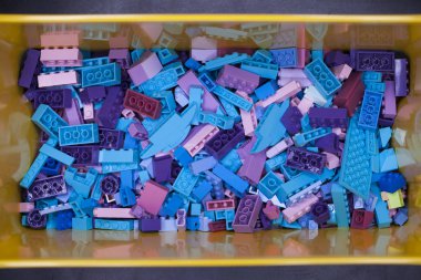 Rus, 04 Nisan 2018. Beyaz Oluşturucu Lego klasik. Lego renkli küpler bir kutusunda toplu olarak ayarla