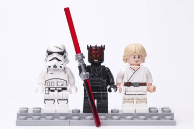 Rusya, 16 Mayıs 2018. Oluşturucu Lego Star Wars. Darth Maul ve Luke Skywalker - çeşitli mini-rakamları farklı bölümleri destan